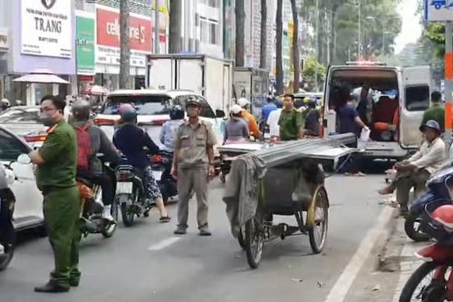 Tạm giữ tài xế xích lô chở sắt làm 1 phụ nữ tử vong