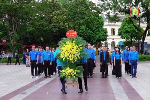 Lãnh đạo Thành phố Hà Nội dâng hoa tưởng niệm V.I. Lênin