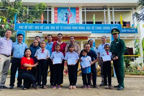 Trao học bổng 'Nâng bước em tới trường' tại vùng biên giới