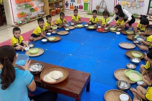 Nhìn tổng thể lương giáo viên mầm non rất thấp, chỉ khoảng 5-6 triệu đồng/tháng