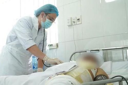 3 thanh thiếu niên bị điện giật bỏng nặng khi câu cá