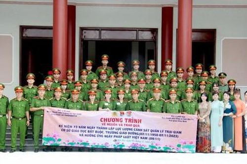Trường Đại học Cảnh sát nhân dân về nguồn tại Bến Tre