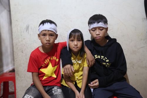 Mẹ đi làm thuê bị lũ cuốn tử vong, ba con thơ ngơ ngác bên bàn thờ