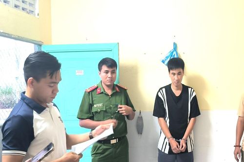 Bắt thợ lắp camera dùng clip 'nóng' để tống tiền chủ nhà