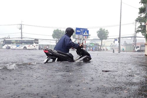 Đường phố Đà Nẵng thành sông sau mưa lớn, dân khổ sở đẩy xe giữa biển nước