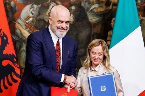 Italia lập trung tâm tiếp nhận người di cư đường biển ở Albania