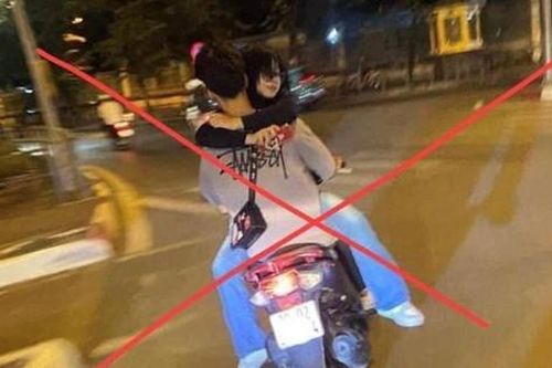 Xử phạt thiếu niên bế bạn gái đi xe máy