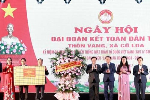 Bí thư Thành ủy Đinh Tiến Dũng chung vui Ngày hội Đại đoàn kết tại huyện Đông Anh