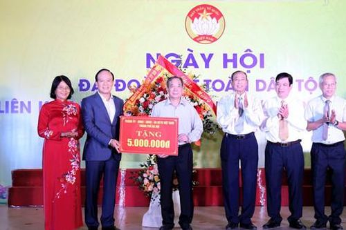 Đồng chí Nguyễn Ngọc Tuấn dự Ngày hội Đại đoàn kết tại phường Phương Liên