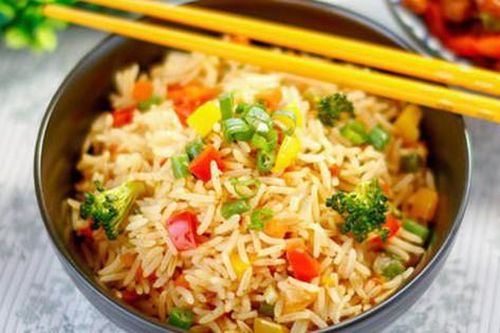 Dùng nguyên liệu siêu rẻ này, món cơm rang sẽ giòn ngon chẳng kém gì ngoài quán