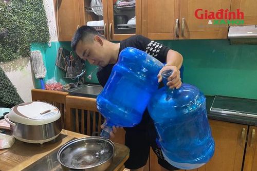 Mất nước sạch kéo dài, hàng chục hộ dân ở Triều Khúc 'cháy ví' vì mua nước đóng bình để sinh hoạt