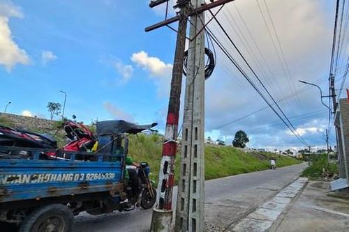 Tai nạn rình rập vì cột thông tin tín hiệu đường sắt án ngữ giữa đường