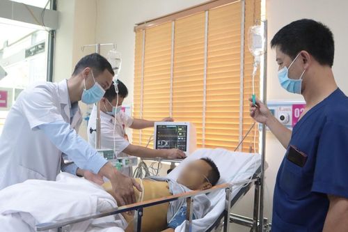Bệnh viện E cấp cứu ngoại viện kịp thời cho ca bệnh nặng đầu tiên