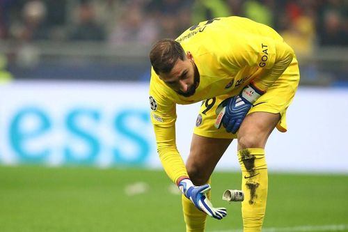 CĐV AC Milan mặc áo số 71, tạo ra cơn 'mưa' tiền giả xuống khung thành của Donnarumma