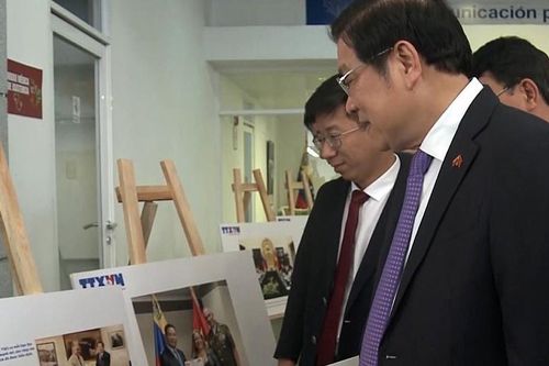 Trưởng Ban Nội chính Trung ương tham quan trưng bày ảnh của TTXVN về quan hệ Việt Nam - Venezuela