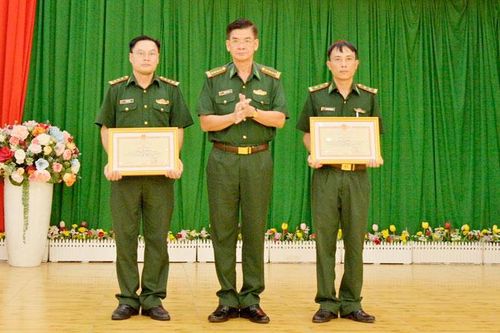Khen thưởng tập thể, cá nhân triệt phá đường dây sản xuất, mua bán, vận chuyển trái phép vũ khí