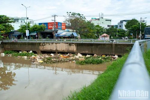 Đà Nẵng: Ùn ứ rác thải dọc kênh Đa Cô sau trận mưa lớn