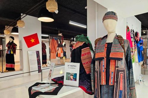 Triển lãm trang phục truyền thống các dân tộc Việt Nam tại Pháp