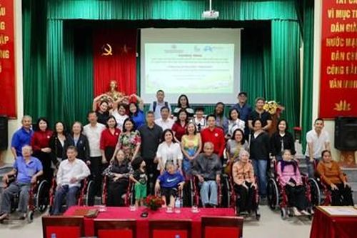 Trao 140 chiếc xe lăn tặng người khuyết tật tại 7 huyện, thị xã của thành phố Hà Nội