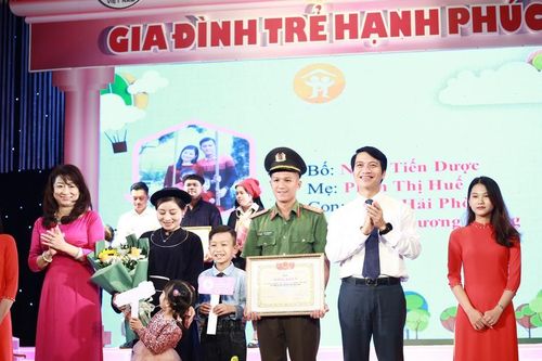 Biểu dương 15 gia đình trẻ tiêu biểu