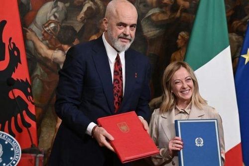 Italy mở trung tâm tiếp nhận người di cư tại Albania