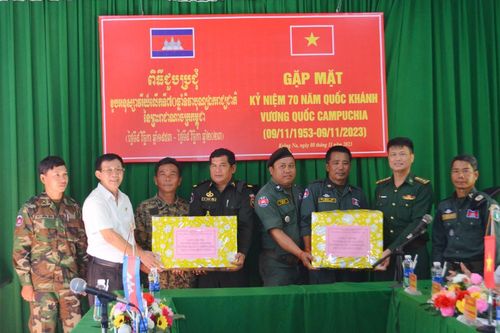 Gặp mặt, tặng quà lực lượng bảo vệ biên giới tỉnh Mondulkiri nhân dịp Quốc khánh Campuchia