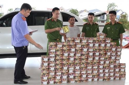 Bắt ổ nhóm buôn gần 4 tạ pháo về cất kho bán dịp Tết
