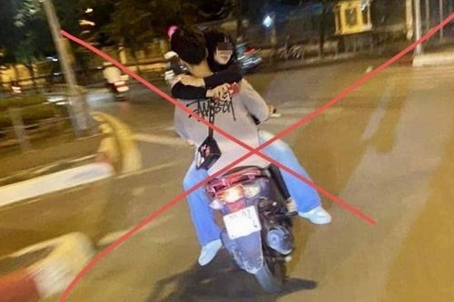 Nam thiếu niên vừa 'bế' bạn gái vừa lái xe máy trên đường Hà Nội