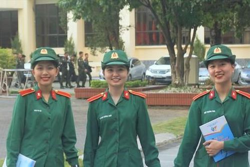 3 nữ sinh áo lính tài năng