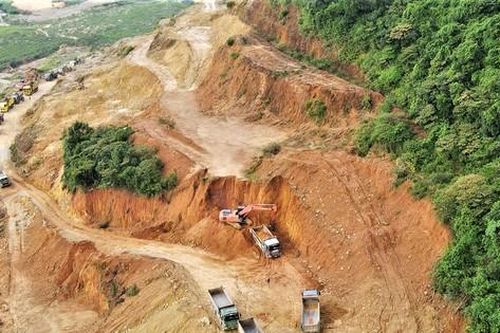 Công an điều tra mỏ hết hạn vẫn rầm rộ khai thác đất để bán
