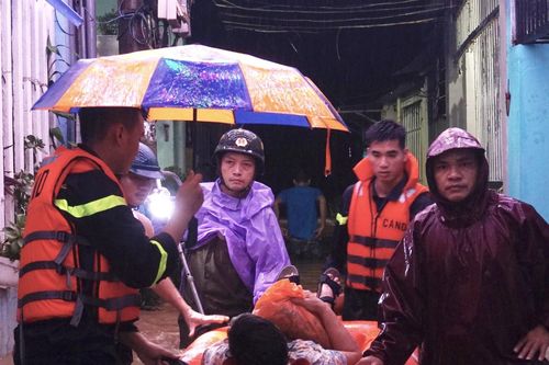 Nước lên nhanh, dân Đà Nẵng tất tả chạy lũ trong đêm