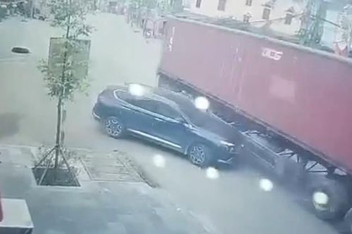 Nhập làn thiếu quan sát, xe Hyundai Santa Fe tông ngang sườn container