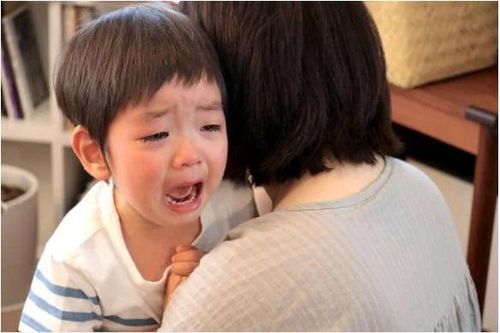Vì sao bố mẹ thường mất kiểm soát khi con khóc?