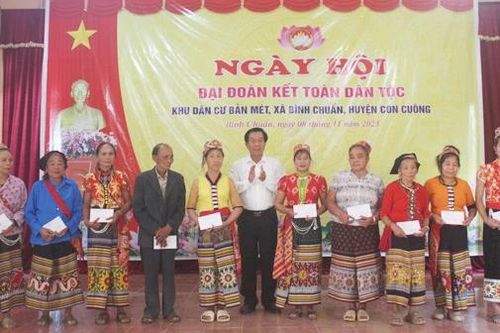 Trưởng Ban Tổ chức Tỉnh ủy dự Ngày hội Đại đoàn kết ở bản Mét, huyện Con Cuông