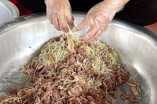 Về Phú Thọ thưởng thức món thịt chua đu đủ của người Mường Tân Sơn