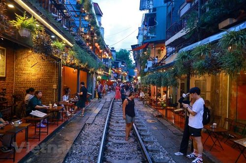 Ngành Đường sắt đề nghị giải tỏa phố càphê đường tàu ở Hà Nội