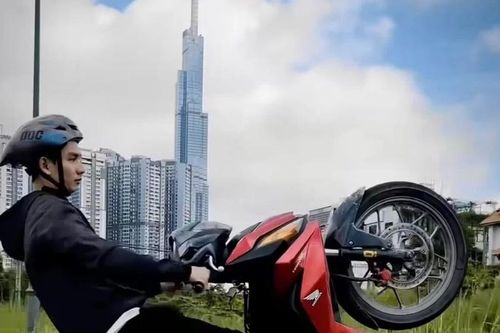Triệu tập thanh niên 'diễn xiếc' trên môtô ở Thành phố Hồ Chí Minh