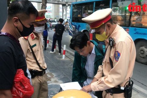 Nhiều người ngỡ ngàng vì bị xử phạt khi đi bộ sang đường kiểu 'bất chấp'