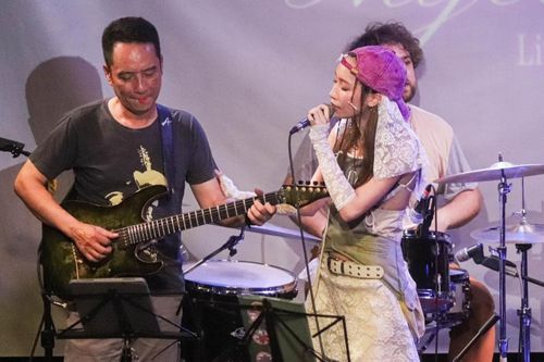 Mỹ Anh được bố là nhạc sĩ Anh Quân đệm đàn cho hát, dân mạng tấm tắc: 'Em thật may mắn'