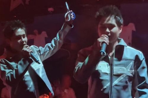 Nam ca sĩ đi hát nhưng lại mang theo kéo lên sân khấu: Chuyện gì đây?
