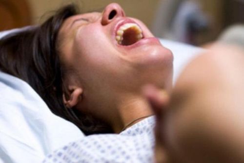 Người mẹ trẻ xuất huyết ồ ạt khi sinh con rồi qua đời: Cư dân mạng thảng thốt 'cửa sinh như cửa tử'