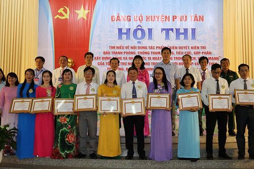 Thí sinh Trần Thị Diễm My đoạt giải nhất Hội thi tìm hiểu tác phẩm của Tổng Bí thư Nguyễn Phú Trọng