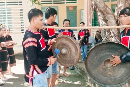 'Truyền lửa' đam mê nghệ thuật cồng chiêng