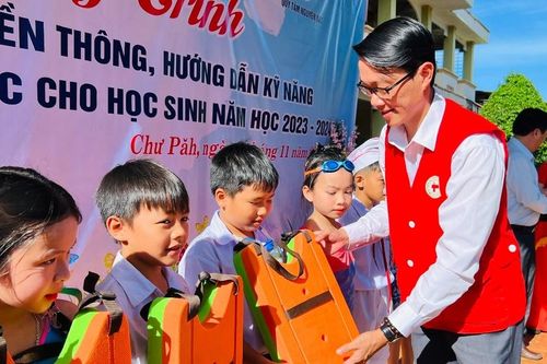 Hội Chữ thập đỏ tỉnh Gia Lai tặng 250 phao bơi cho học sinh huyện Chư Păh