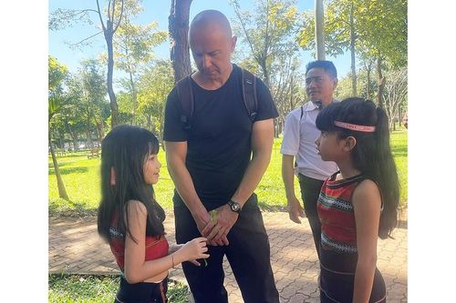 Chuyện 2 cô bé Bahnar giỏi tiếng Anh