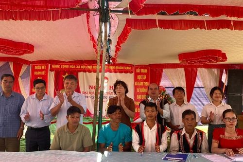 Trưởng ban Dân vận Tỉnh ủy Phạm Thị Tố Hải dự Ngày hội Đại đoàn kết tại thôn 7, xã Thăng Hưng