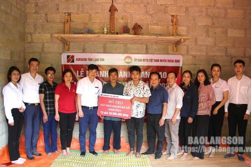 Khánh thành và bàn giao nhà đại đoàn kết cho gia đình có hoàn cảnh đặc biệt khó khăn