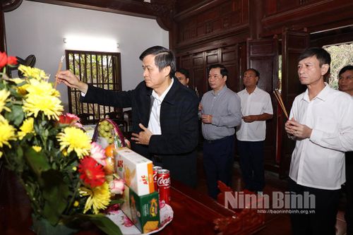 Các đồng chí lãnh đạo tỉnh dâng hương tại Khu tưởng niệm đồng chí Lương Văn Thăng