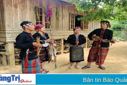 Người phụ nữ Vân Kiều bảo tồn bản sắc văn hóa dân tộc