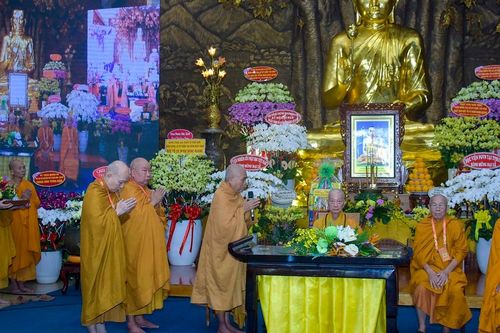 Đức Pháp chủ GHPGVN quang lâm thắp hương tưởng niệm Tổ sư Minh Đăng Quang